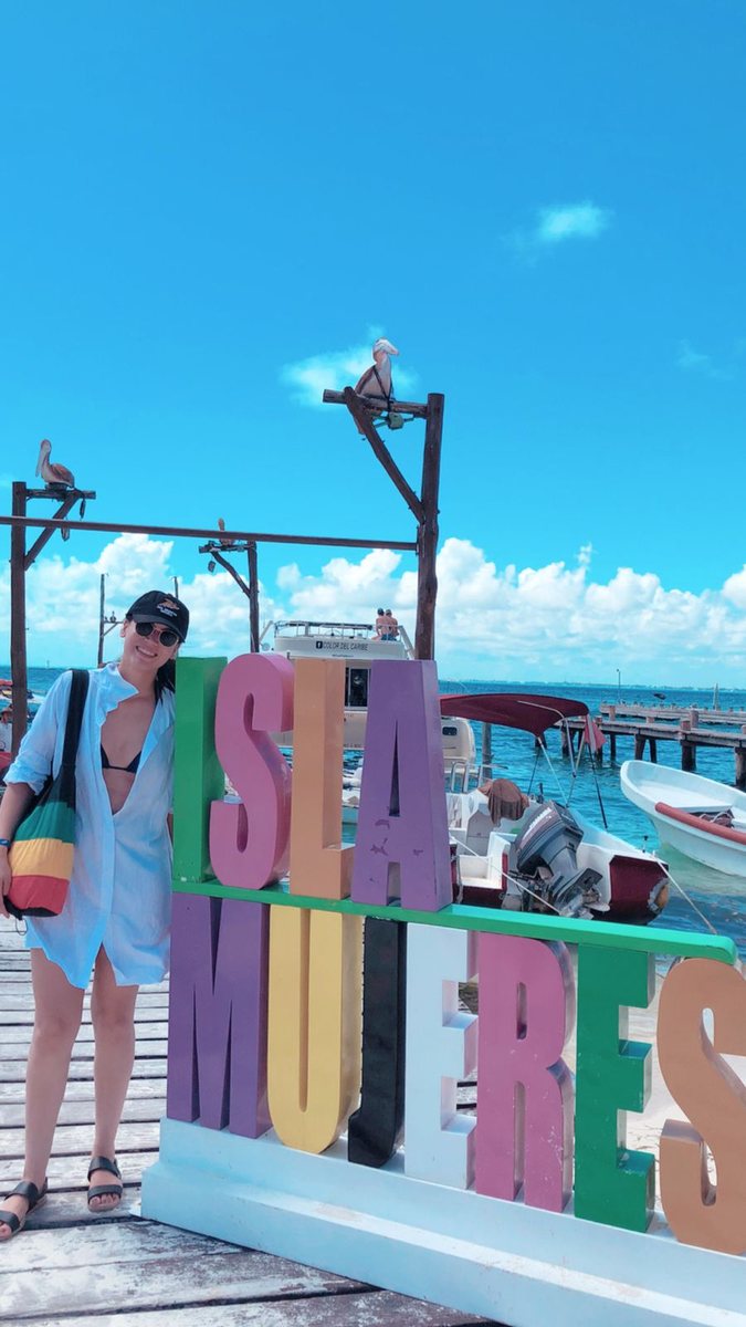Bianca em frente ao letreiro da Isla Mujeres