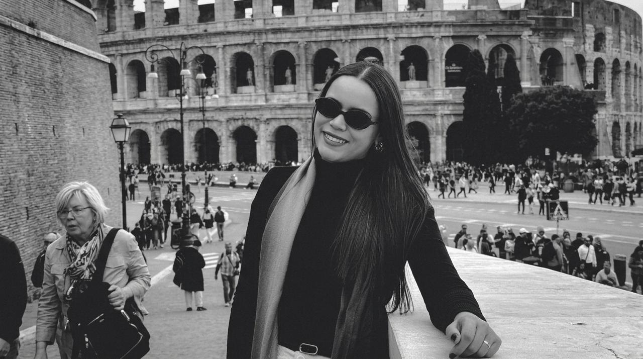 Bianca em frente ao Coliseu, em Roma